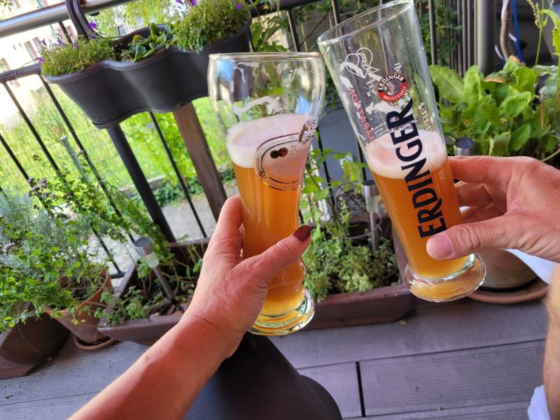 Zwei Weißbiergläser stoßen an