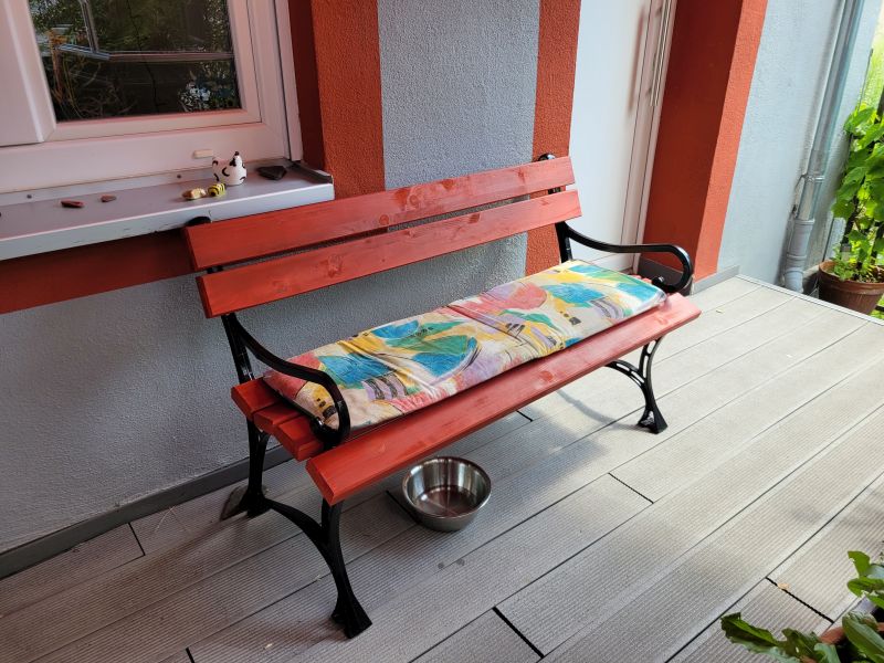 Gartenbank auf Terrasse