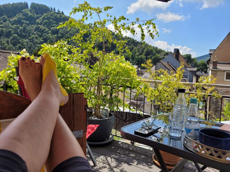 Füße hoch im Strandkorb mit Blick auf die Weinbergslandschaft in Traben-Trarbach