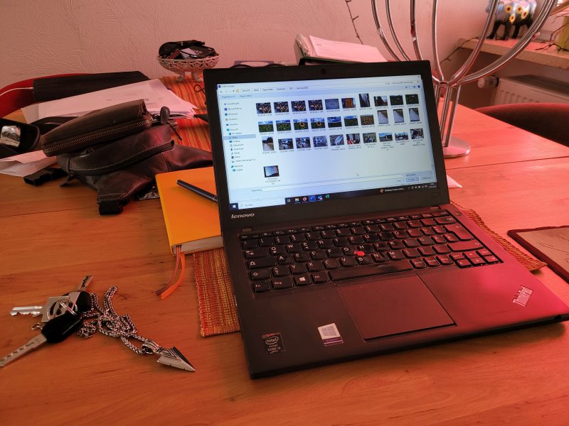 Laptop mit Bilderauswahl auf dem Bildschirm.