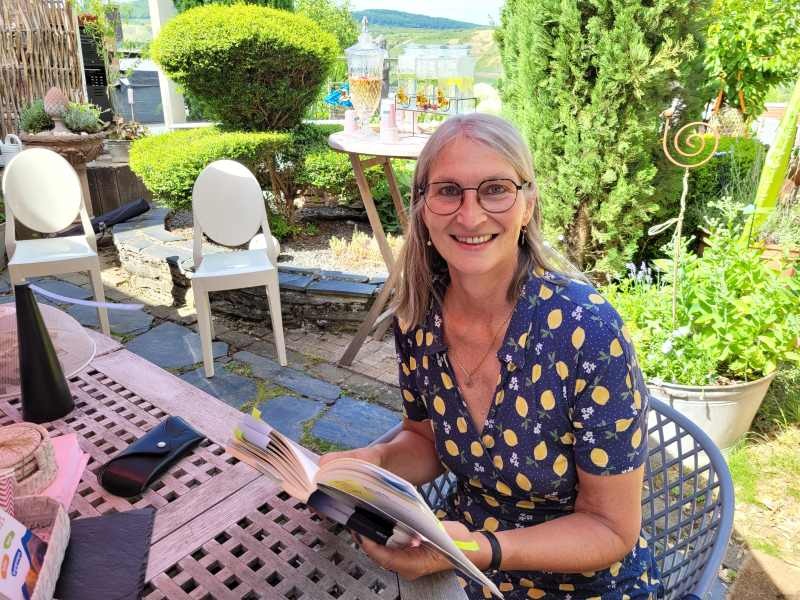 Autorin Juli Norden bei einer Lesung aus ihrem Buch Zweihundertneunzehn Quadratmeter Glück!" Riol, am 05.07.25