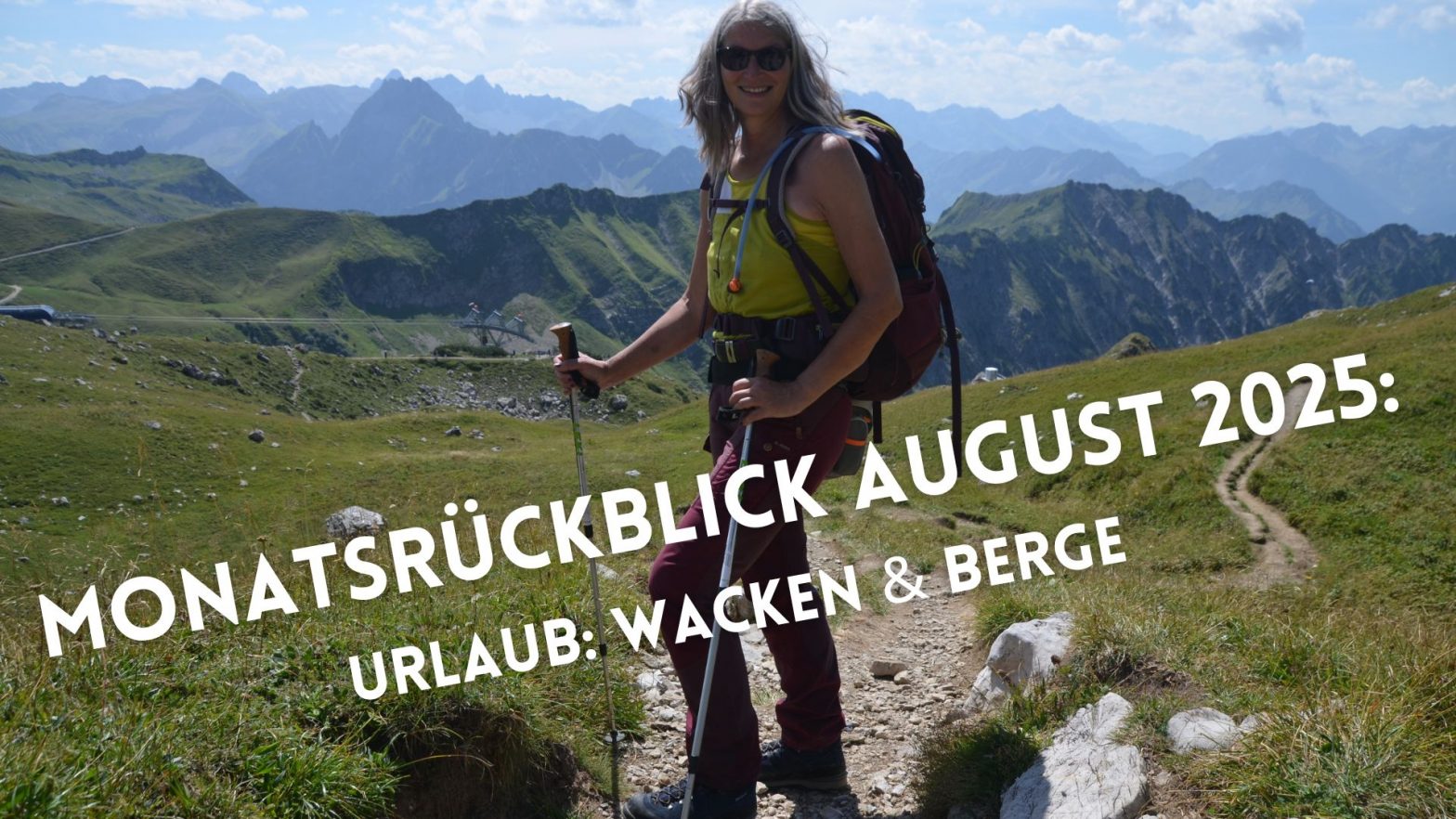 Gabi in den Bergen, darunter die Zeilen " Monatsrückblick August 2025: Urlaub: Wacken & Berge"