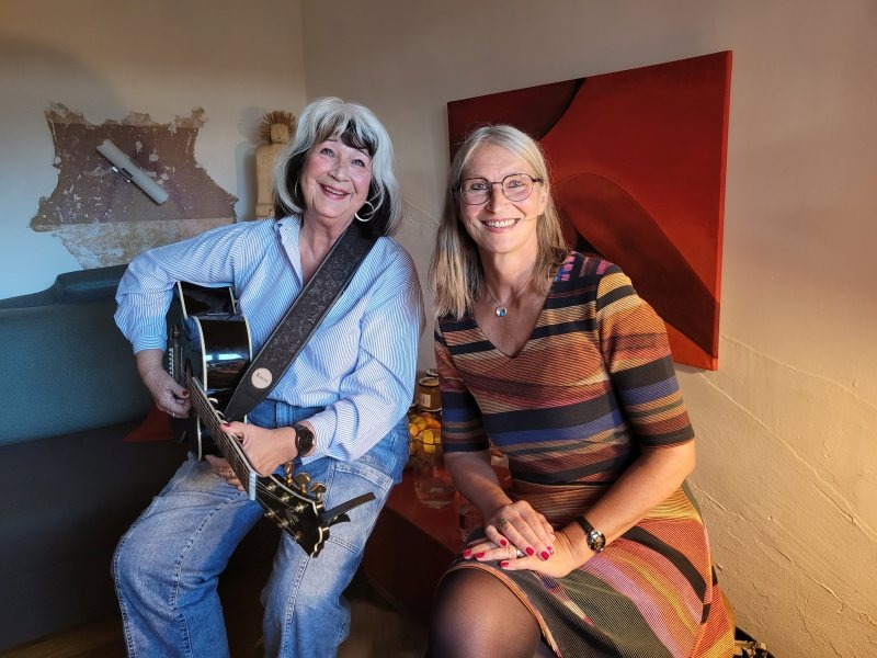 Vera Christophersen und Juli Norden: Chansonsängerin und Autorin lächeln in die Kamera