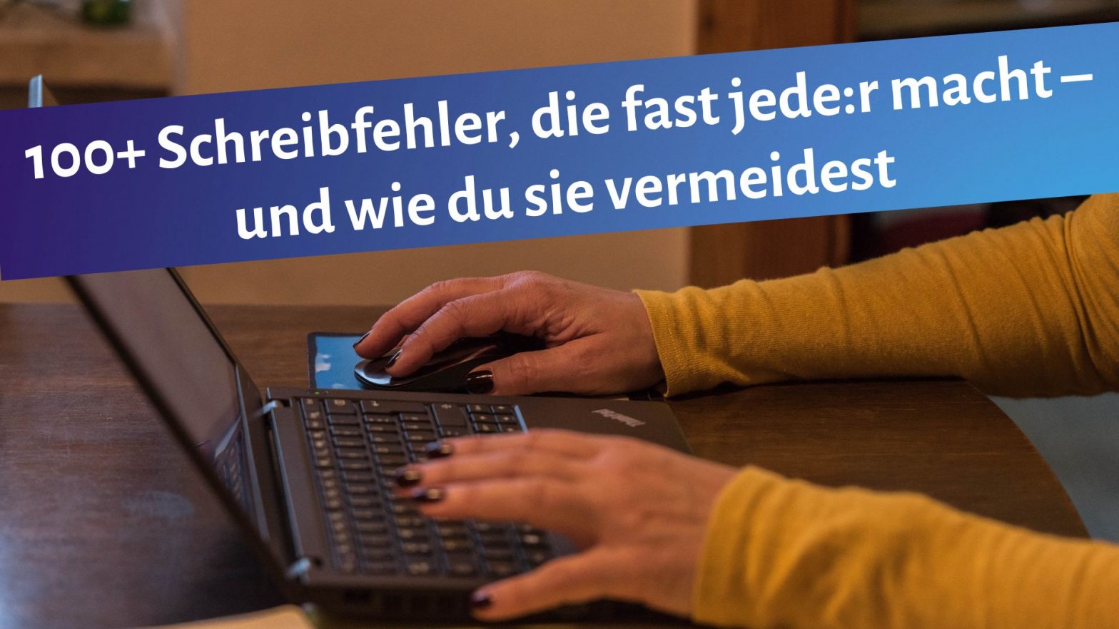 schreibende Hände auf einer Laptop-Tastatur, darüber der Text: "100+ Schreibfehler, die fast jede:r macht - und wie du sie vermeidest