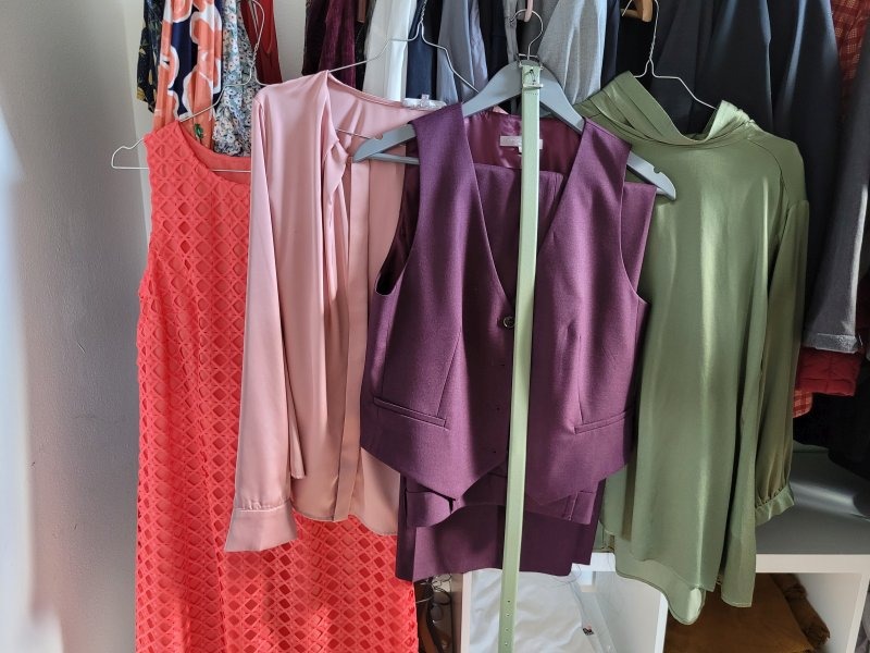 Frauenkleider an einer Garderobe