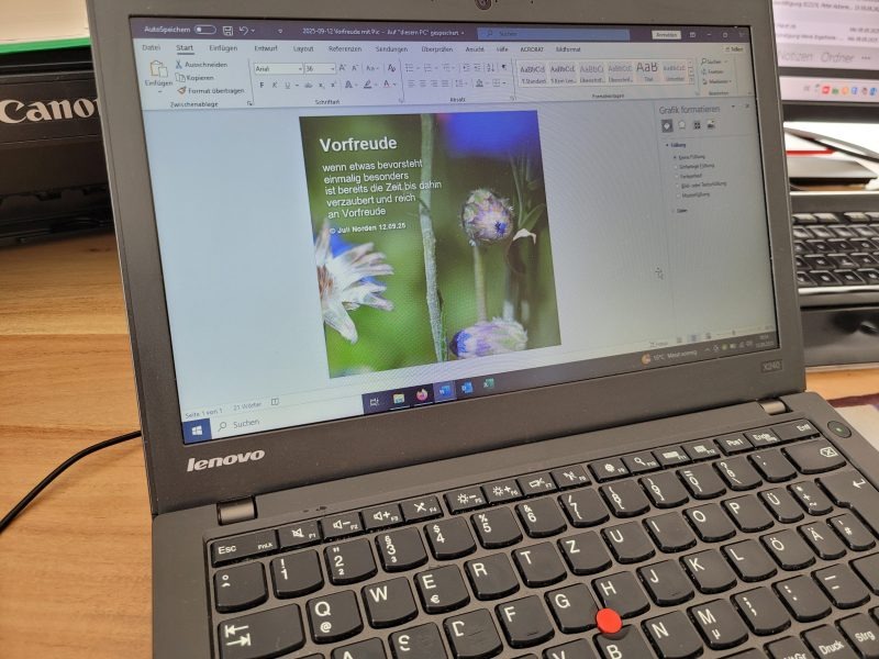 Aufgeklappter Laptop, auf dem Bildschirm das Gedicht "Vorfreude" von Juli Norden