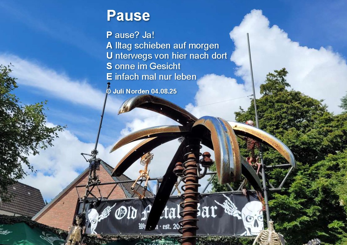 Eine Palme aus Stoßstangen vor blauem Himmel, darauf das Gedicht "Pause" von Juli Norden, ein Akrostichon.