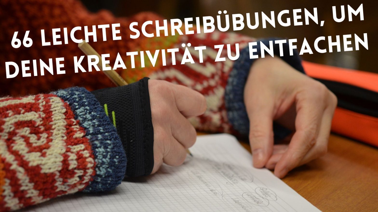 schreibende Frauenhand auf einem Blatt Papier, an den Armen ein bunt gemusterter Winterpullover, darüber der Text: 66 leichte Schreibübungen, um deine Kreativität zu entfachen