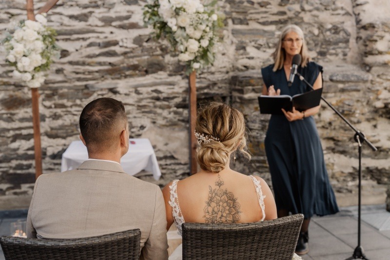 Freie Traurednerin Gabi Kremeskötter hält die Rede für das Brautpaar, es sitzt mit dem Rücken zur Fotografin
