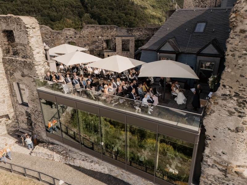 Luftaufnahme der Dachterrasse der Burg Landshut oberhalb von Bernkastel-Kues, auf ihr findet gerade eine Freie Trauung statt