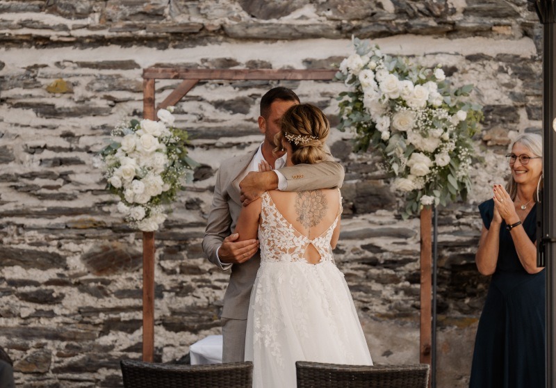 Ein Brautpaar darf sich nach der Erklärung zu Mann&Frau küssen. Die Freie Rednerin applaudiert.