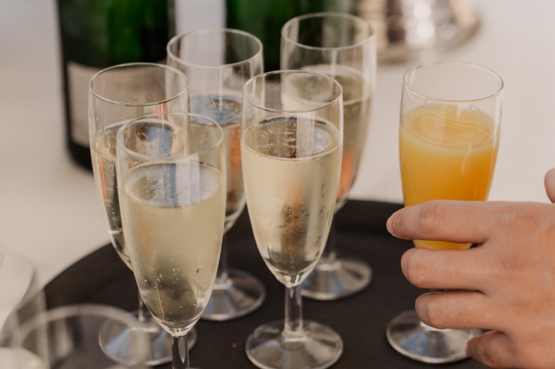 Tablett mit gefüllten Sektgläsern und Orangensaft
