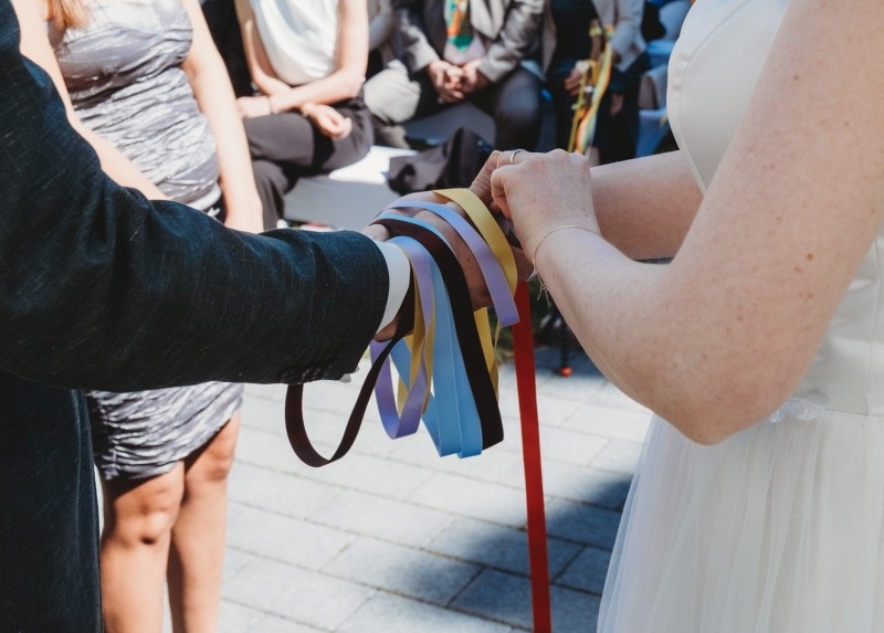 Wrap Handfasting Anleitung Schritt 5: Die Braut wickelt ihr Band um die Hände.