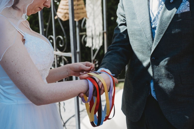 Wrap Handfasting Anleitung Schritt 5: Die Braut wickelt ihr Band um die Hände.