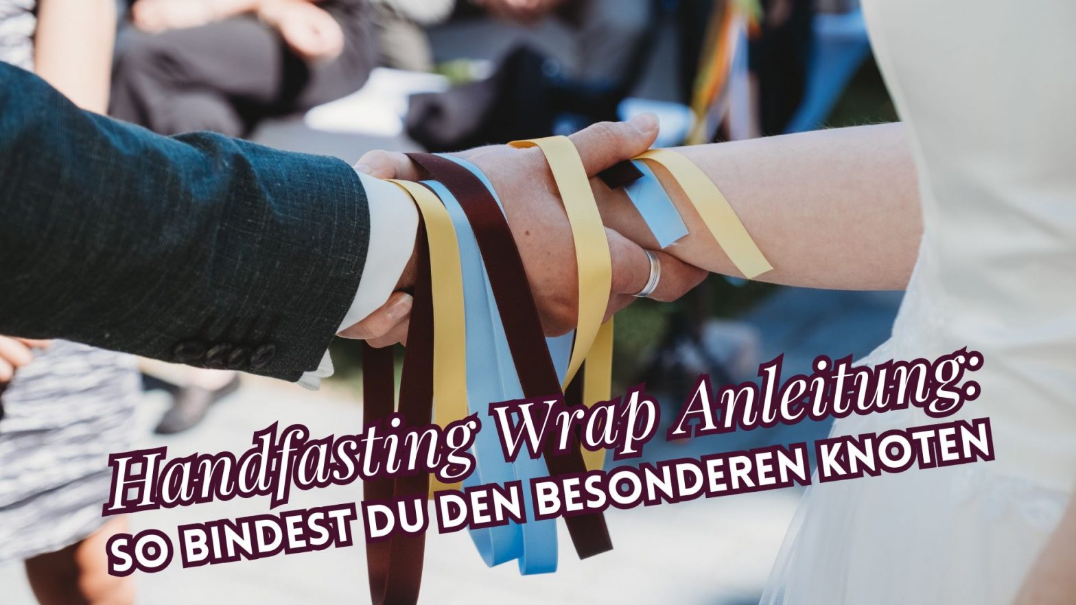 Brautpaar hält sich an den Händen, die mit bunten Bändern umschlungen sind. Daraus entsteht der Handfasting Knoten "Wrap".
