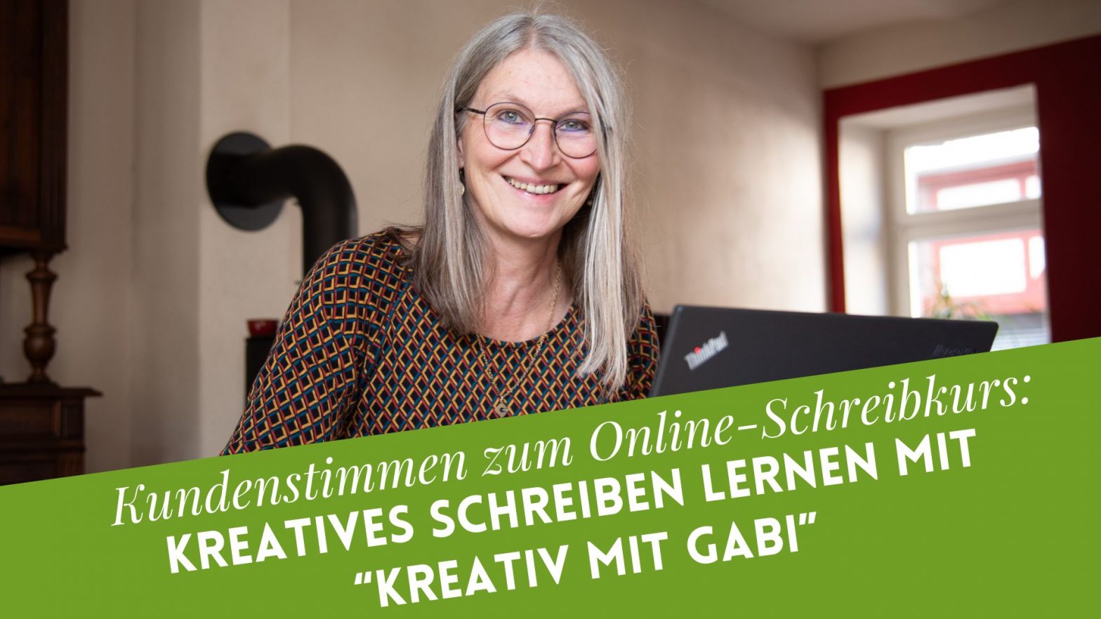 Gabi Kremeskötter am Laptop, darunter "Kundenstimmen zum Online-Schreibkurs: KREatives Schreiben lernen mit "KREativ mit Gabi"