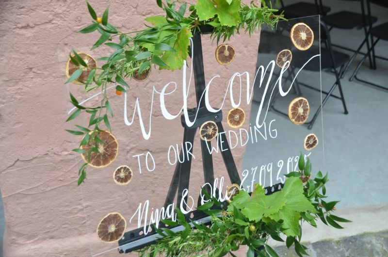 Willkommensschild bei einer Freien Trauung: "Welcome to our wedding Nina & Olli 27.09.25"