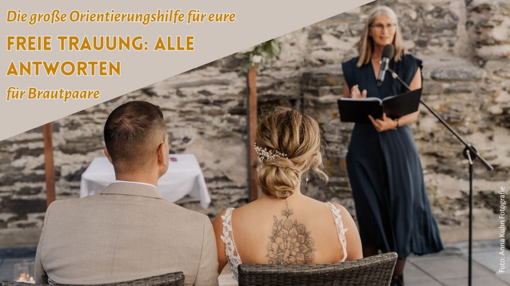 Freie Rednerin unscharf im Hintergrund, im Vordergrund die Rückansicht eines Brautpaares. links oben in der Ecke der Text "Die große Orientierungshilfe für eure Freie Trauung: Alle Antworten für Brautpaare
