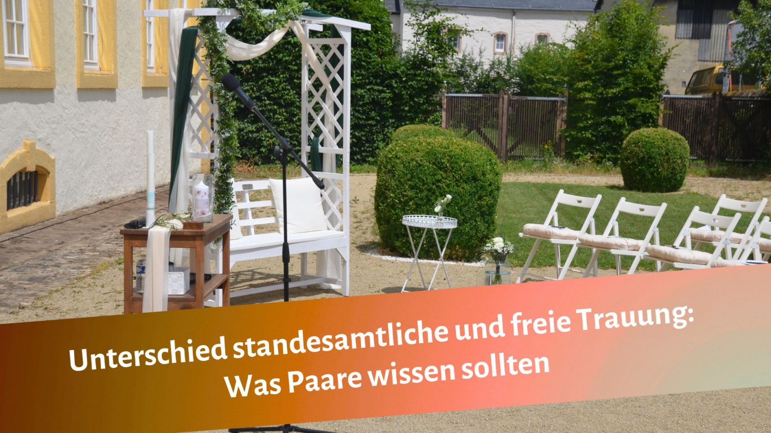 Aufbau für eine freie Trauung in einem Schlosspark, hier Schloss Niederweis, Eifel
