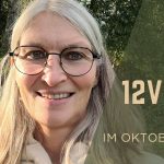Selfie von Gabi Kremeskötter, daneben "Mein 12von12 im Oktober 2025"