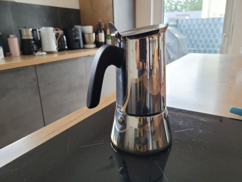 Bialetti-Edelstahl-Espresso-Kocher auf einem Kochfeld