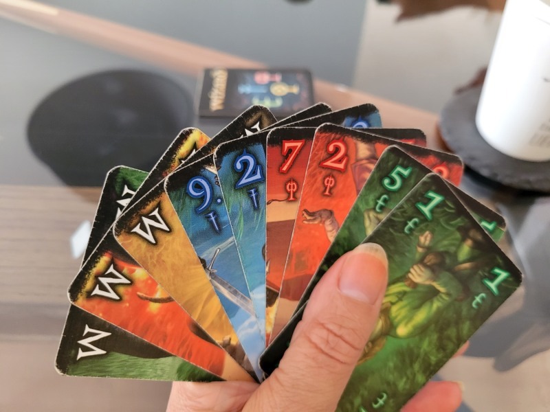 Wizzard-Spielkarten in der Hand