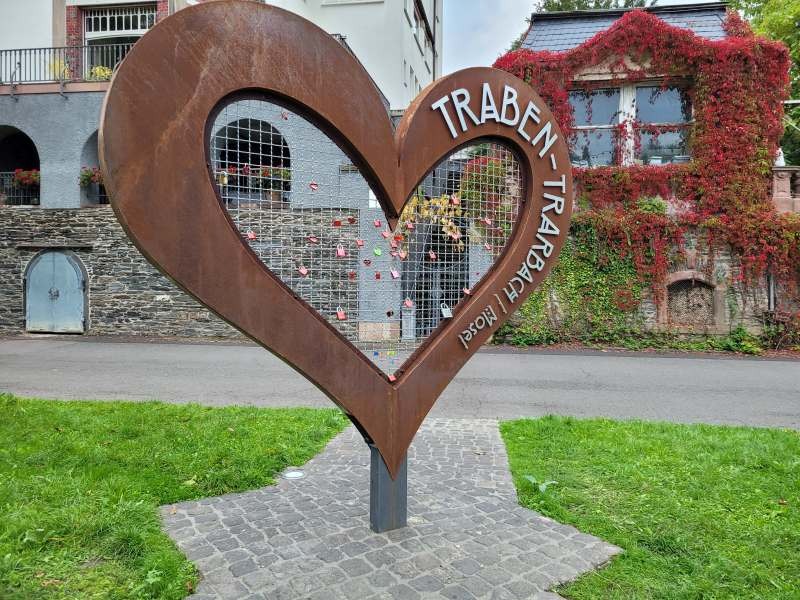 Skulptur eines stählernen Herzens in Traben-Trarbach