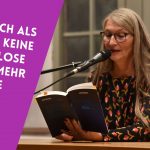 Autorin Juli Norden bei einer Lesung, daneben Text "Warum ich als Autorin keine kostenlose Lesung mehr halte"