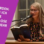 Autorin Juli Norden bei einer Lesung, daneben der Text: "Juli Norden: Warum ich keine kostenlose Lesung mehr halte"