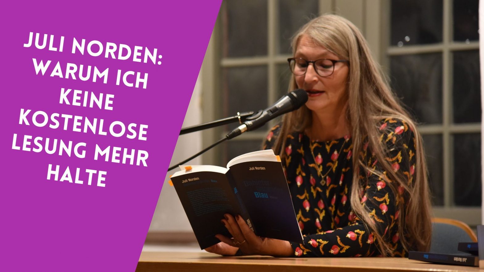 Autorin Juli Norden bei einer Lesung, daneben der Text: "Juli Norden: Warum ich keine kostenlose Lesung mehr halte"