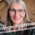Selfie von Gabi Kremeskötter in ihrer Funktion als Freie Traurednerin vor alten Weinfässern bei einer Freien Trauung