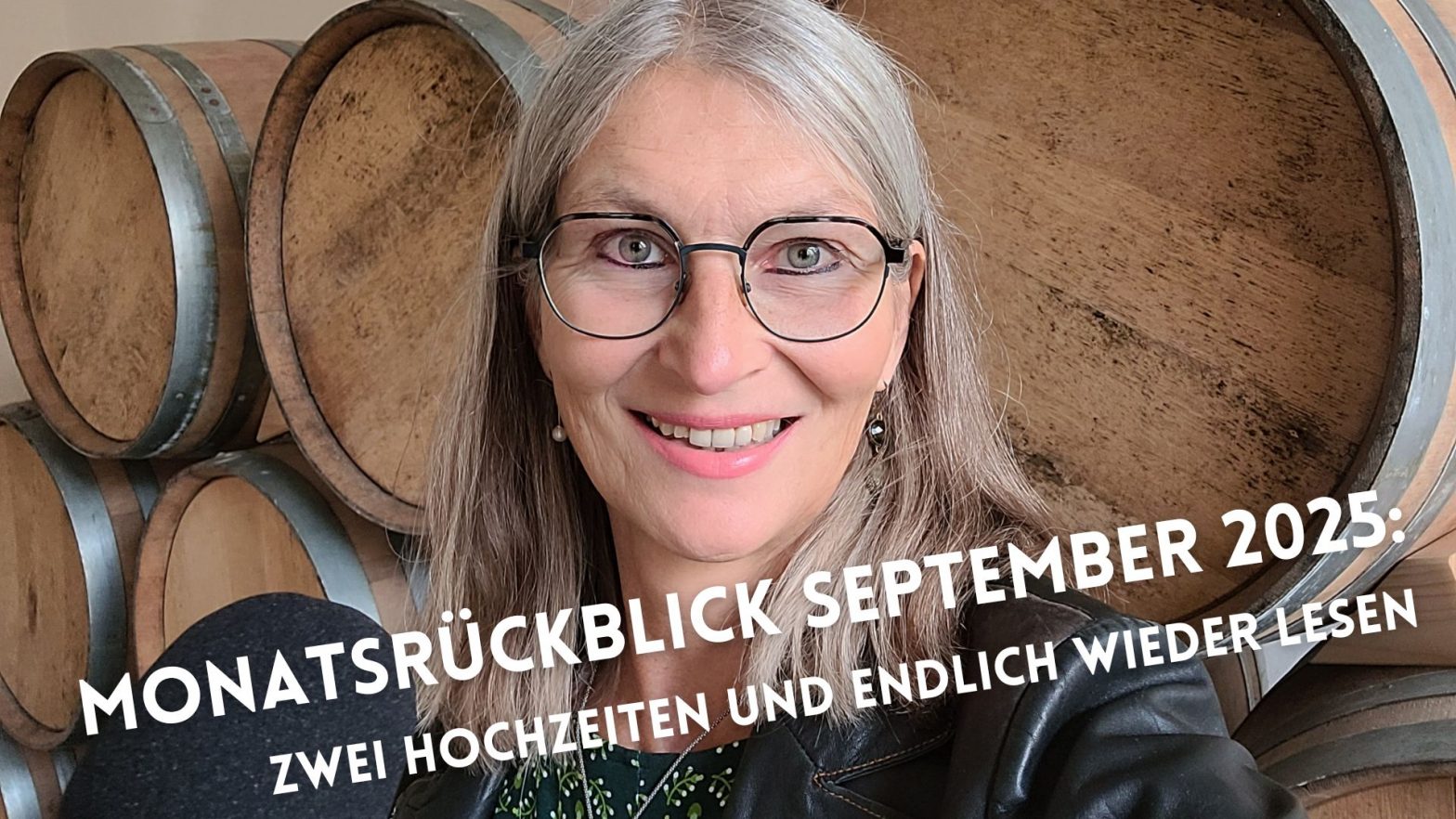 Selfie von Gabi Kremeskötter in ihrer Funktion als Freie Traurednerin vor alten Weinfässern bei einer Freien Trauung