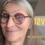 Selfie von Gabi Kremeskötter mit blauem, linken Auge, ihr Brillenglas ist bunt ausgefüllt, daneben Schriftzug "Mein 12von12 im November 2025"