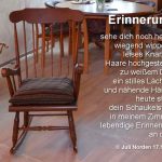 Schaukelstuhl aus dunklem Holz in einem Wohnzimer auf Parkettboden. Daneben das Gedicht "Erinnerung" von Juli Norden
