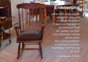 Schaukelstuhl aus dunklem Holz in einem Wohnzimer auf Parkettboden. Daneben das Gedicht "Erinnerung" von Juli Norden