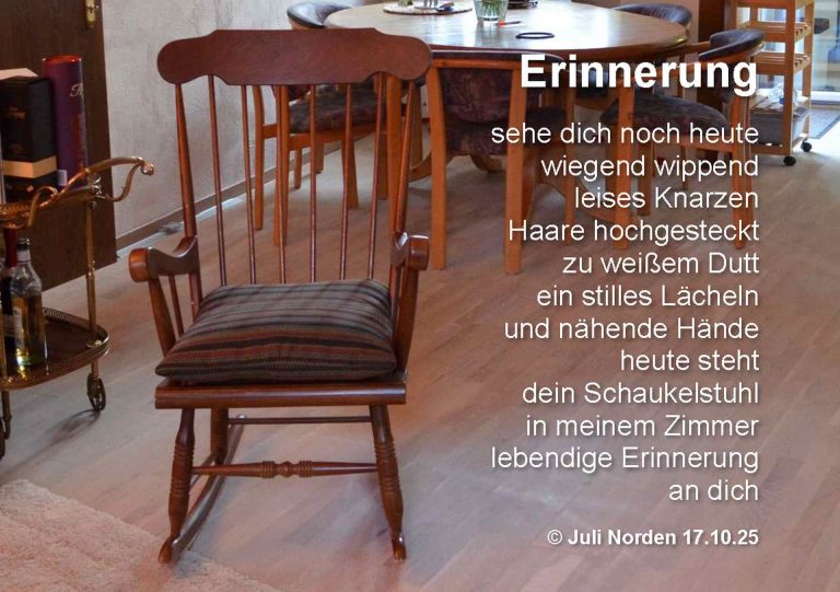 Schaukelstuhl aus dunklem Holz in einem Wohnzimer auf Parkettboden. Daneben das Gedicht "Erinnerung" von Juli Norden