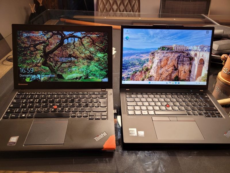 Zwei aufgeklappte Lenovo ThinkPad Notebooks, rechts das X13