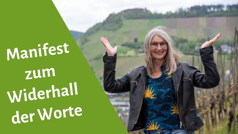 Gabi Kremeskötter steht mit nach oben gerichteten Handflächen in einem Weinberg an der Mosel - daneben steht "Manifest zum Widerhall der Worte"