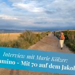 Wanderer auf freiem Feld - daneben "Interview mit Marie Kölzer: Mein Camina - Mit 70 auf dem Jakobsweg"