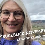 Selfie einer älteren Frau mit halblangen Haaren, im Hintergrund die Moselberge, davor Schriftzug Monatsrückblick November 2025: KREativität und Sichtbarkeit