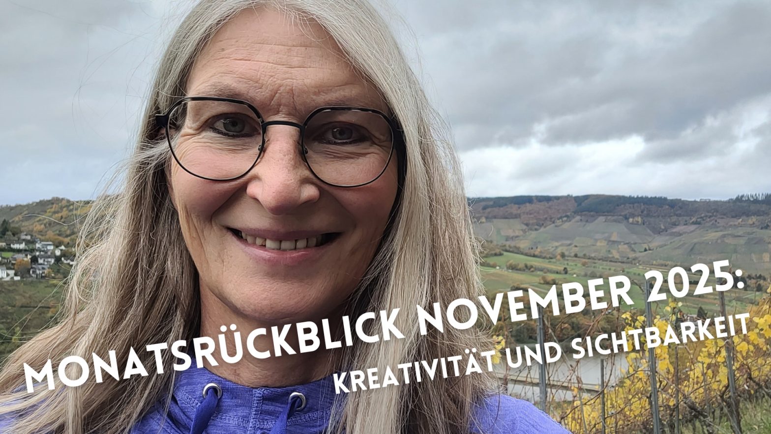 Selfie einer älteren Frau mit halblangen Haaren, im Hintergrund die Moselberge, davor Schriftzug Monatsrückblick November 2025: KREativität und Sichtbarkeit