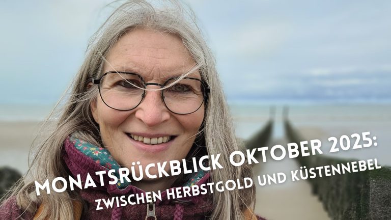 Frau mit Wind in den Haaren schaut in die Kamera, im Hintergrund das Meer und Strand mit Poldern.