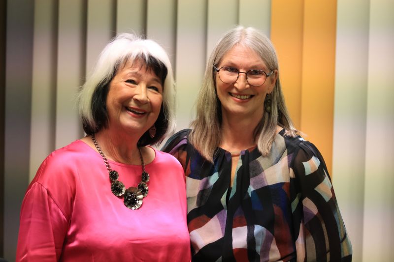Die Künstlerinnen Vera Christophersen (links) und Juli Norden lächeln in die Kamera, Foto Marc Westfall