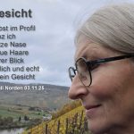Gesicht von Juli Norden, mit Text Gedicht "Gesicht/ selbst im Profil/ ganz ich/ spitze Nase/ graue Haare/ klarer Blick/ ehrlich und echt/ : mein Gesicht/ (c) Juli Norden 03.11.25