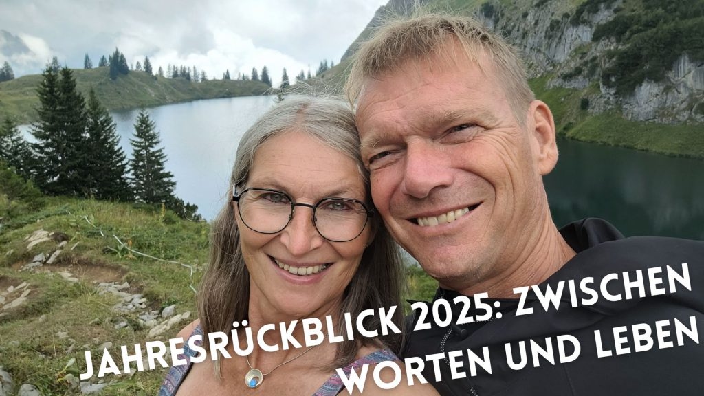 Bloggerin Gabi Kremeskötter mit ihrem Partner vor einem Alpensee, Selfie