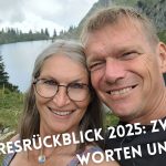 Bloggerin Gabi Kremeskötter mit ihrem Partner vor einem Alpensee, Selfie