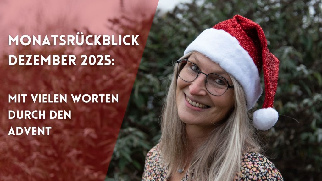 Gabi Kremeskötter lächelt mit Nikolausmütze auf in die Kamera, daneben der Schriftzug: Monatsrückblick Dezember 2025: Mit vielen Worten durch den Advent