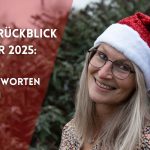 Gabi Kremeskötter lächelt mit Nikolausmütze auf in die Kamera, daneben der Schriftzug: Monatsrückblick Dezember 2025: Mit vielen Worten durch den Advent