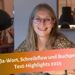 Gabi Kremeskötter sitzt am Schreibtisch und lächelt in die Kamera, darunter steht: Zwischen Ja-Wort, Schreibflow und Buchpreis: meine Text-Highlights 2025