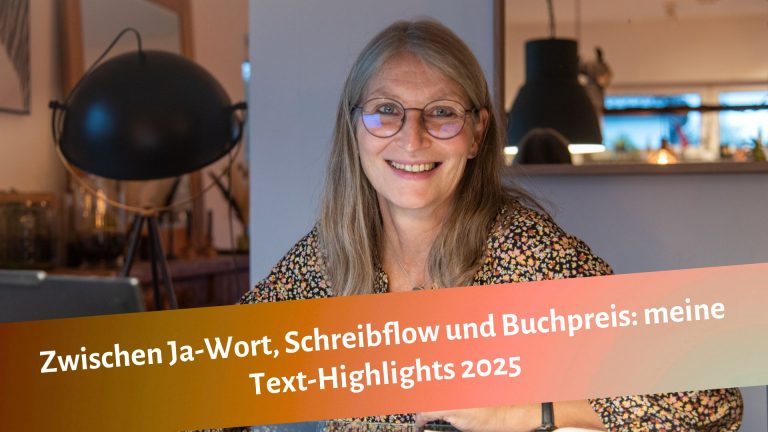 Gabi Kremeskötter sitzt am Schreibtisch und lächelt in die Kamera, darunter steht: Zwischen Ja-Wort, Schreibflow und Buchpreis: meine Text-Highlights 2025